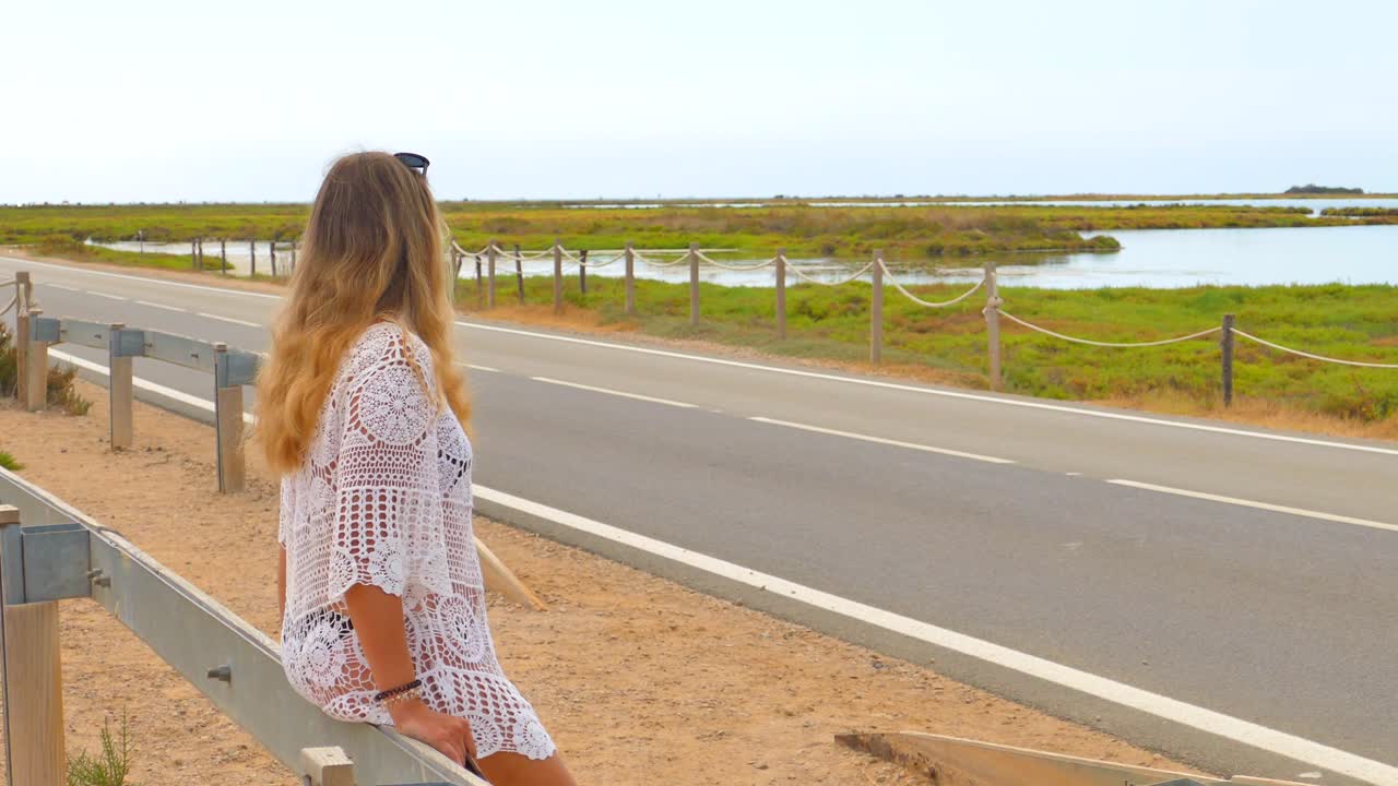 스페인 카탈로니아 에 있는 에브로 델타 의 보호 된 자연 생태계 공원 에 있는 여성 관광객