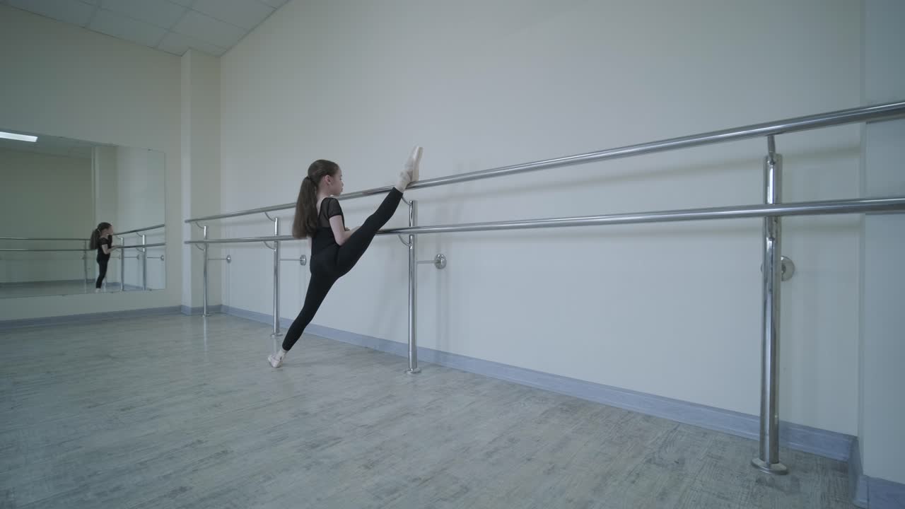 joven bailarina practicando movimientos de baile en el estudio
