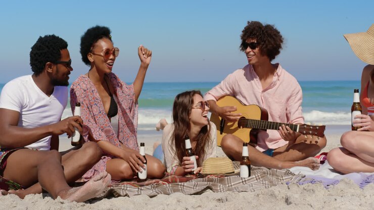 Groupe d'amis s'amusant à la plage 4K
