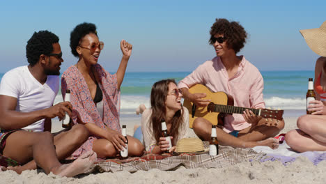 grupo de amigos divirtiéndose en la playa 4k