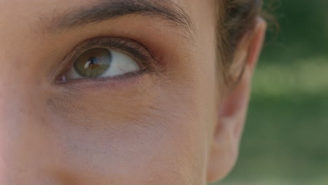 cerca el hermoso ojo de una mujer parpadeando buscando un concepto de vista saludable