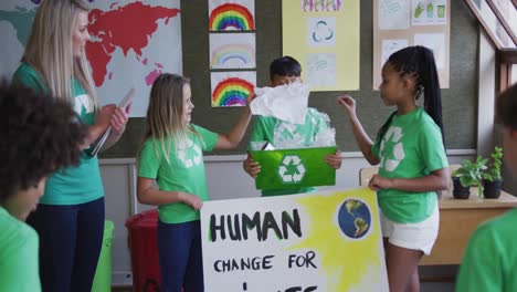 Gruppe-Von-Kindern-Hält-Banner-Zum-Klimawandel-Und-Recyclingbehälter-In-Der-Schule