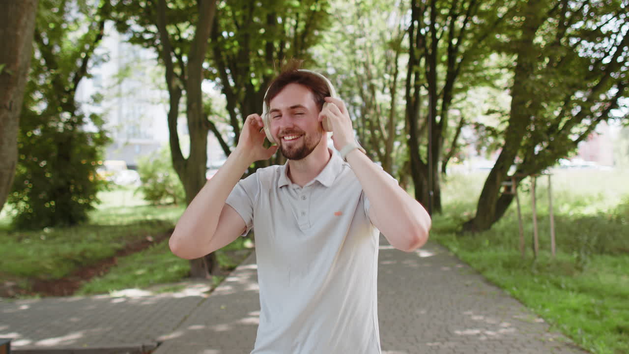 운동 피트니스 스포츠 달리기 남자 훈련 마라톤 달리기 헤드폰으로 음악을 듣기 운동 심장