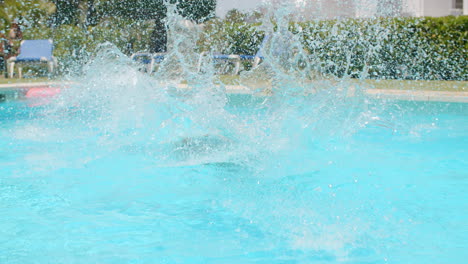 Niña-Feliz-Y-Relajada-Saltando-A-La-Piscina