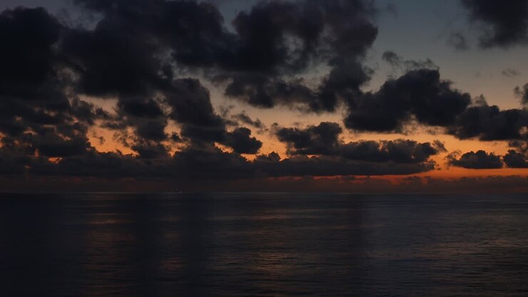 Viaggio sul mare al tramonto