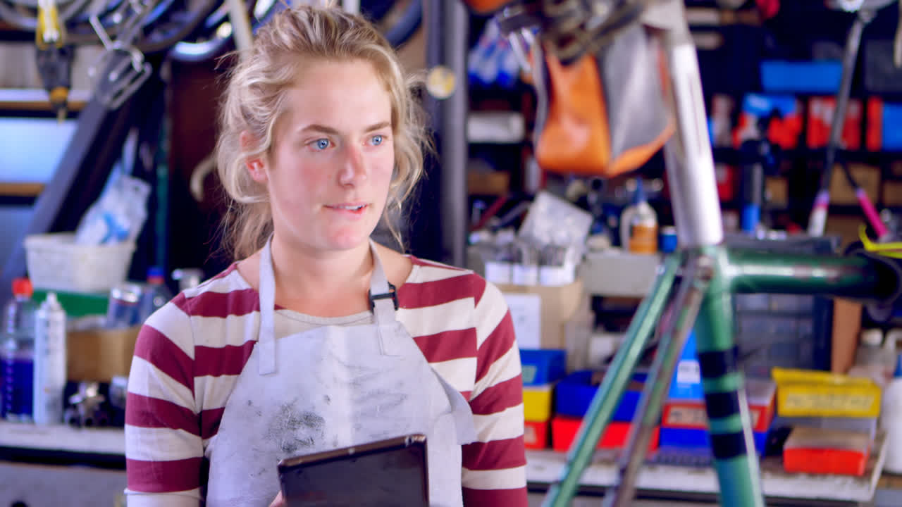 Donna che usa il tablet in laboratorio 4k