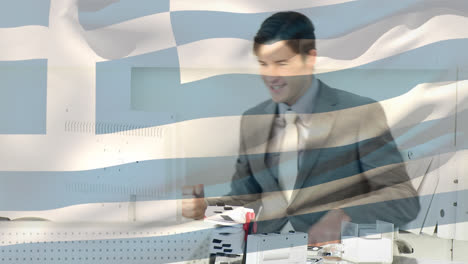 그리스 발을 휘두르는 백인 젊은 사업가 사무실에서 축하합니다.
