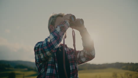 hombre mirando a través de un binocular durante un día soleado