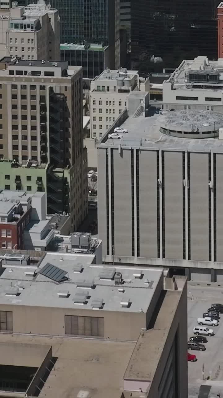 Vista aérea do centro de Dallas mostrando edifícios urbanos e área de estacionamento