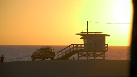 Venice-Beach-Rettungsschwimmerhütte-Bei-Sonnenuntergang