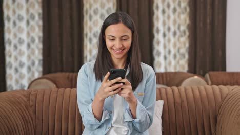 Mujer-India-Feliz-Usando-Teléfono-Móvil