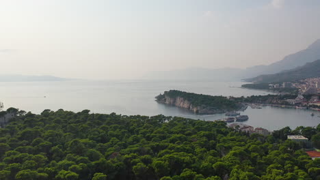 Schöne-Küstenstadt-Makarska-Bei-Sonnenuntergang,-Kroatien,-Luftaufnahme-über-Hafen