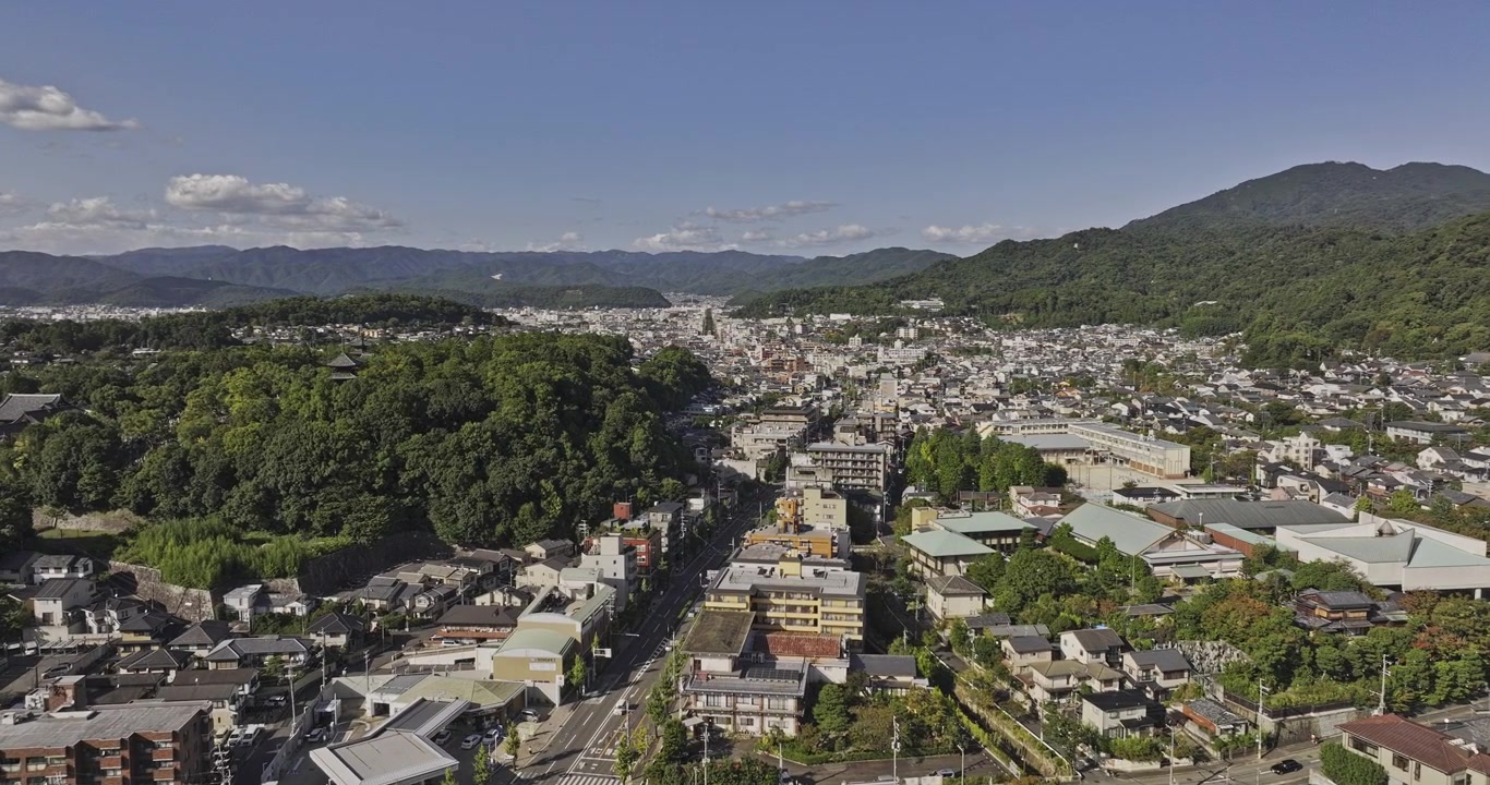 Kioto Japón Aérea v23, vuelo sobre Shishigatani Takagishicho en el distrito de Sakyo, revelando barrios en la ladera junto a montañas boscosas orientales - Filmado con Mavic 3 Pro Cine - 7 de octubre de 2023