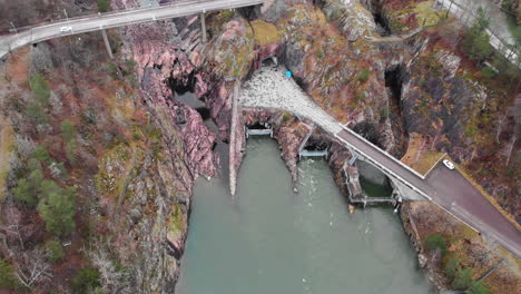 imágenes aéreas en movimiento hacia adelante de la central hidroeléctrica de olidan con un vehículo cruzando el puente oskarsbron oskar del acantilado de corniche en las cascadas y esclusas de trollhättan en suecia