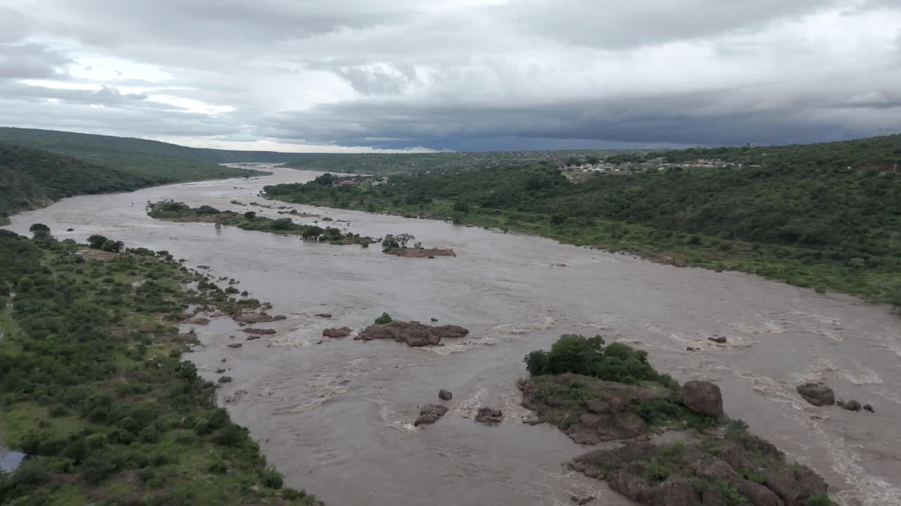 Clip video cinematografica realizzata con drone che avanza sul fiume Crocodile durante l'inondazione, diretto verso il Mozambico