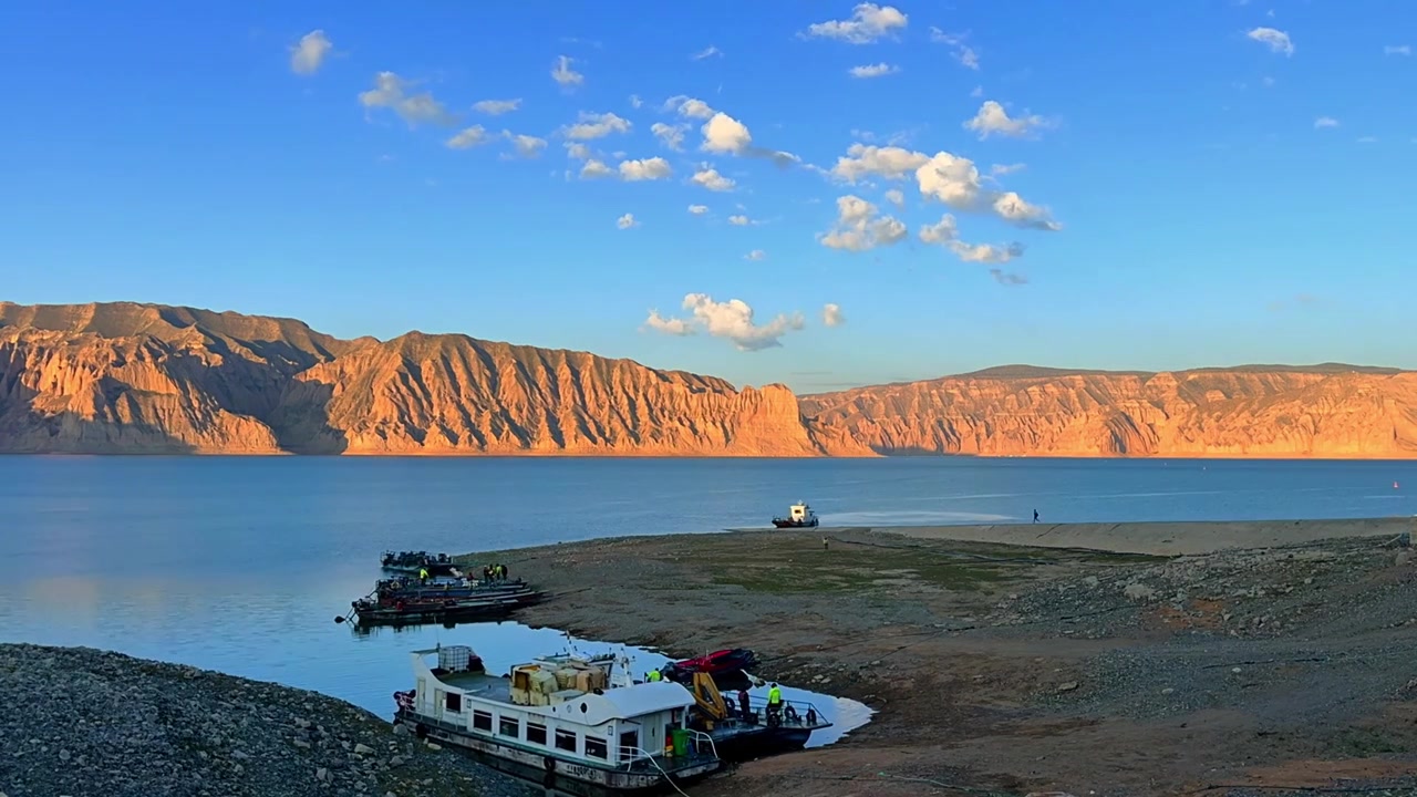 Vista Aérea da Formação Danxia do Desfiladeiro de Longyang e do Reservatório do Rio Amarelo em Qinghai. Filmagem de Drone do Cânion do Planalto do Desfiladeiro de Longyang e Paisagem de Rio Rochoso.