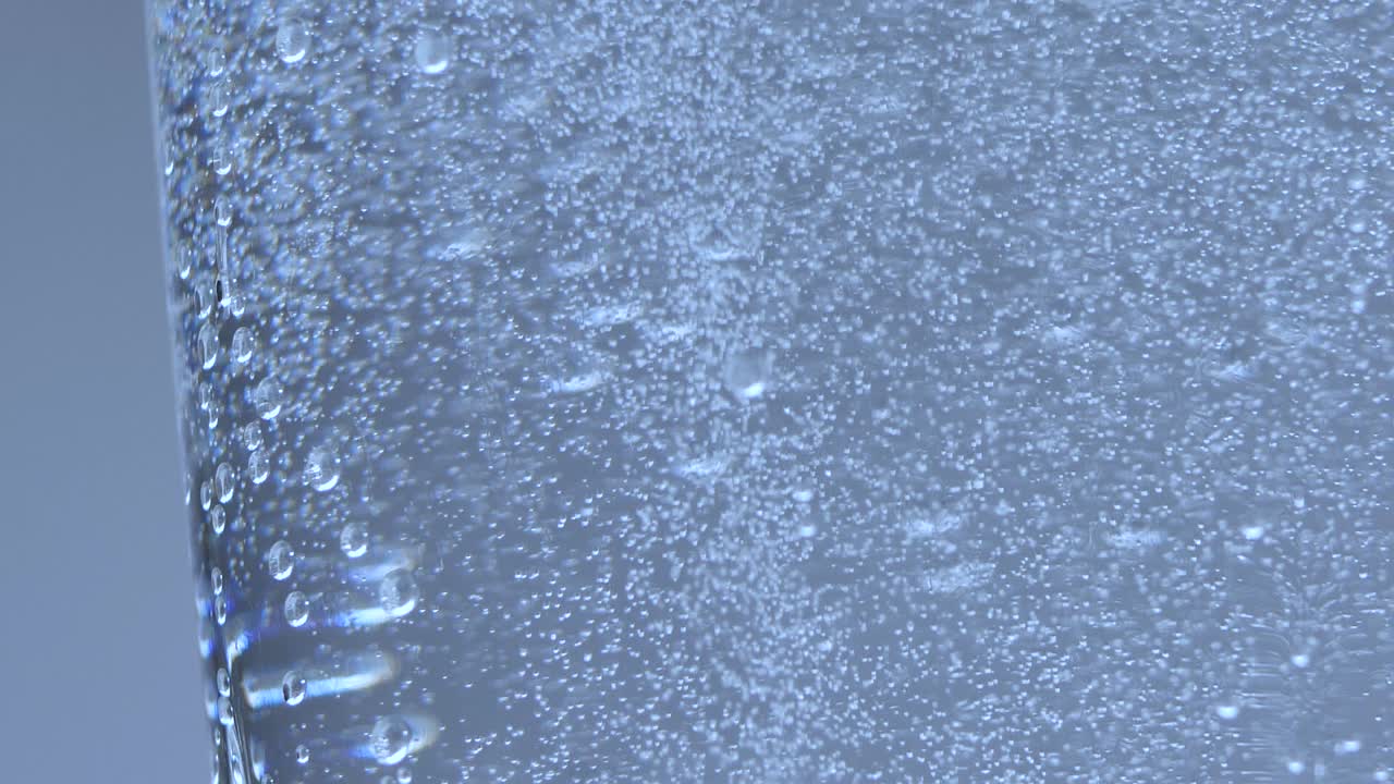 기포가 물 위에서 솟아오른다.