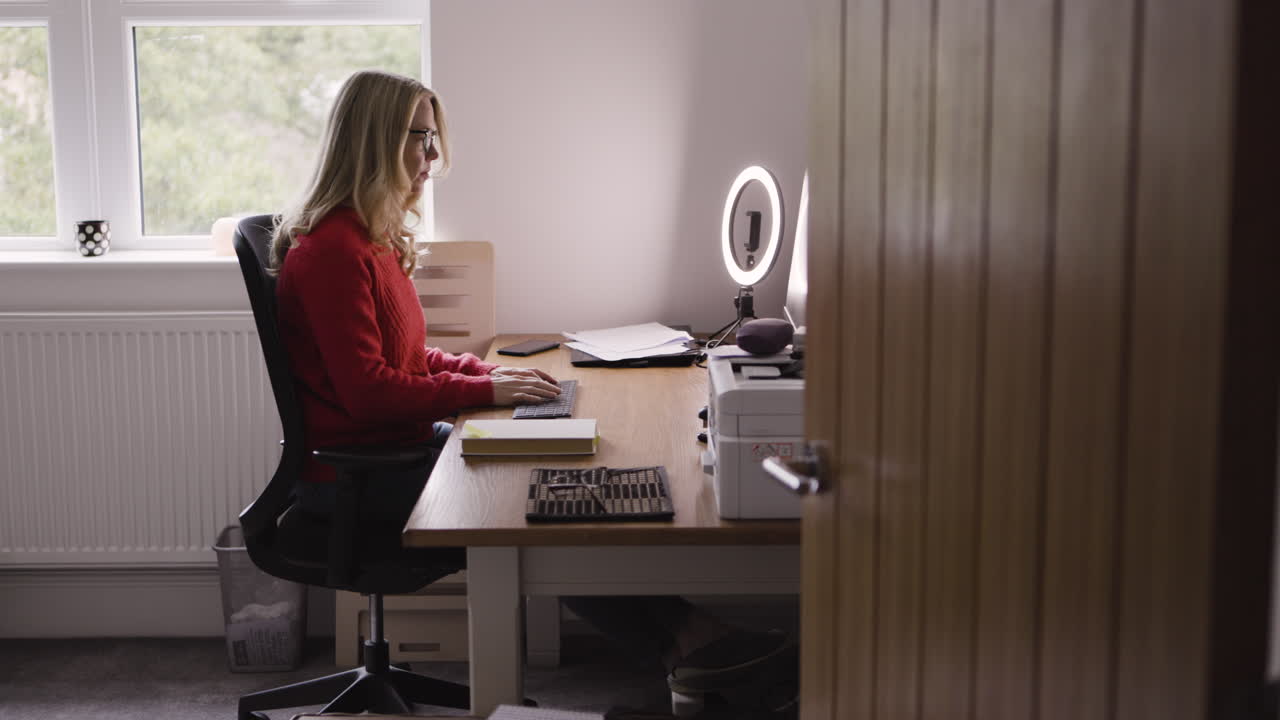 женщина, работающая из домашнего офиса