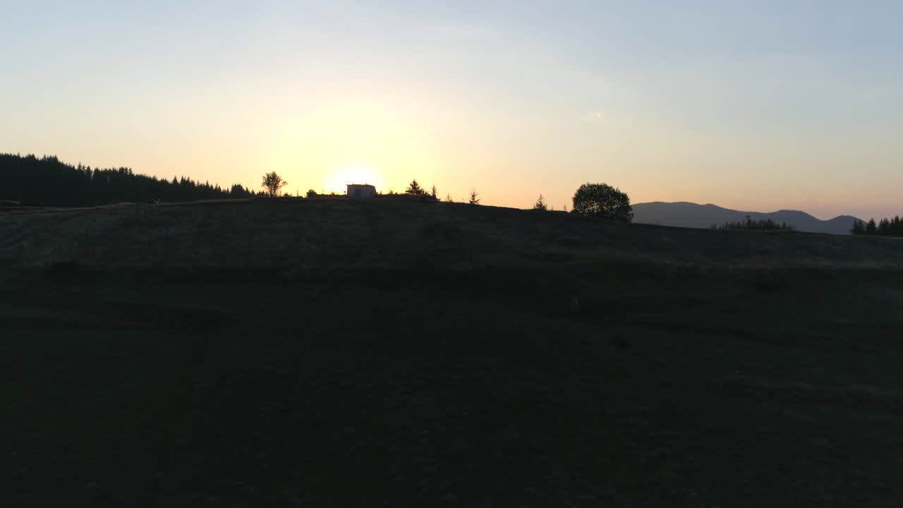 산에서 여름 일출