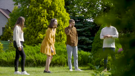 Fernsicht-Auf-Eine-Kaukasische-Junge-Frau,-Die-An-Einem-Sonnigen-Tag-Einen-Pétanque-Ball-Im-Park-Wirft