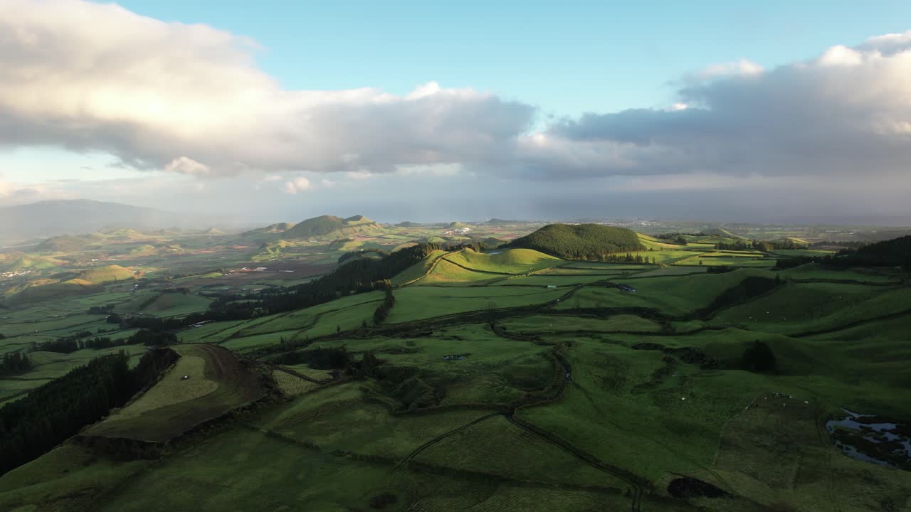 Vista aerea da Miradouro do Pico do Carvao che mostra le dolci colline verdi e la costa sull'isola di Sao Miguel nelle Azzorre