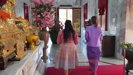 women visiting a thai temple