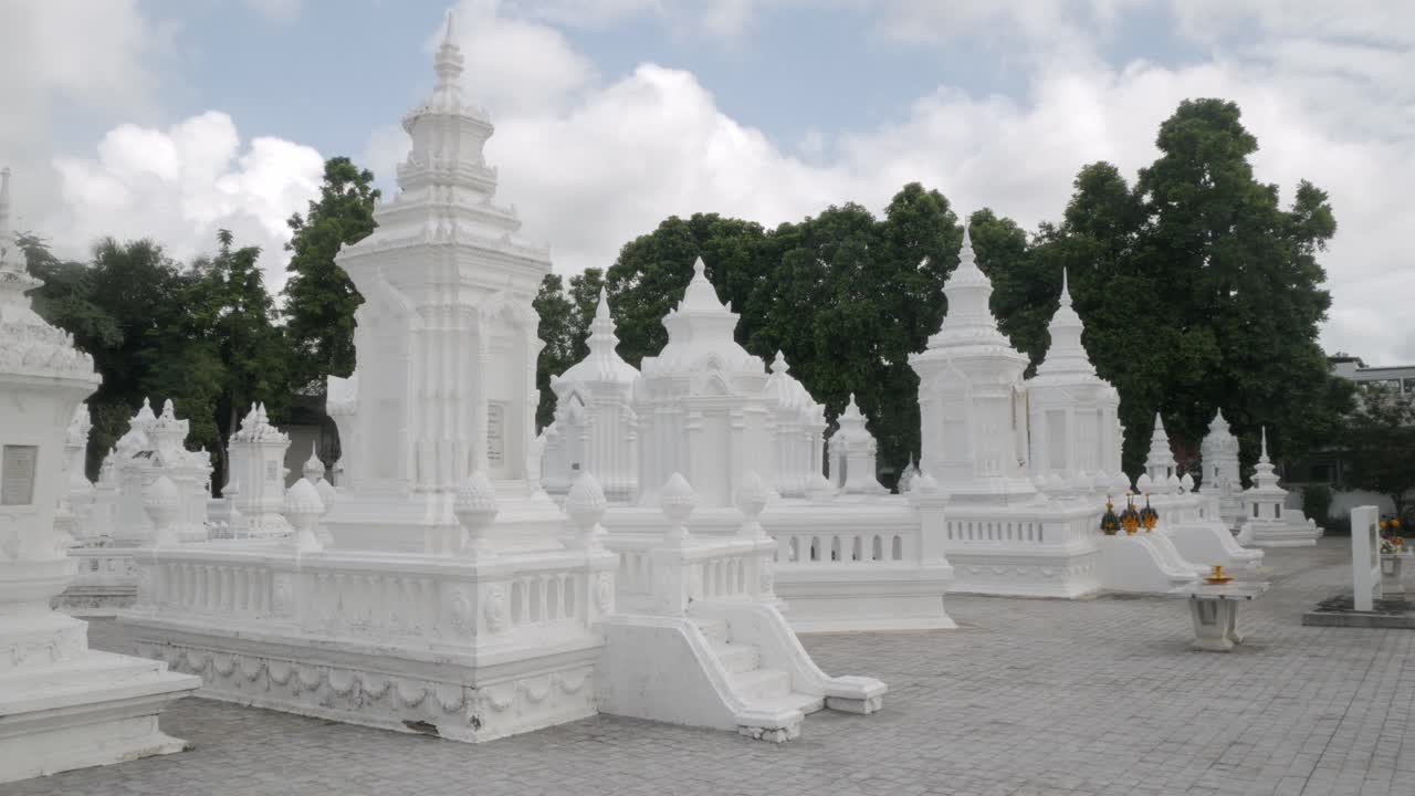 muchas pagodas de estupa antiguas en el templo de wat suan dok lugar famoso en chiang mai