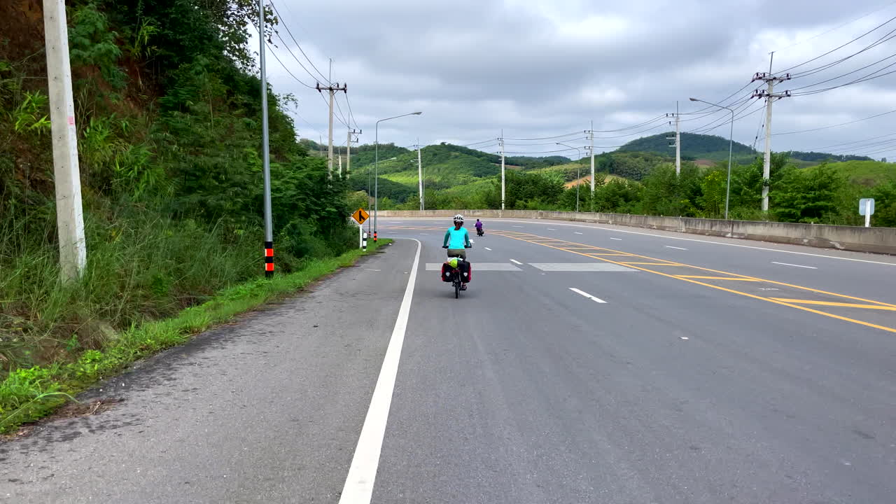 태국 난성에서 자전거를 타는 여성들의 뒷모습