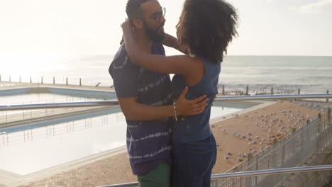 pareja abrazándose en la playa 4k