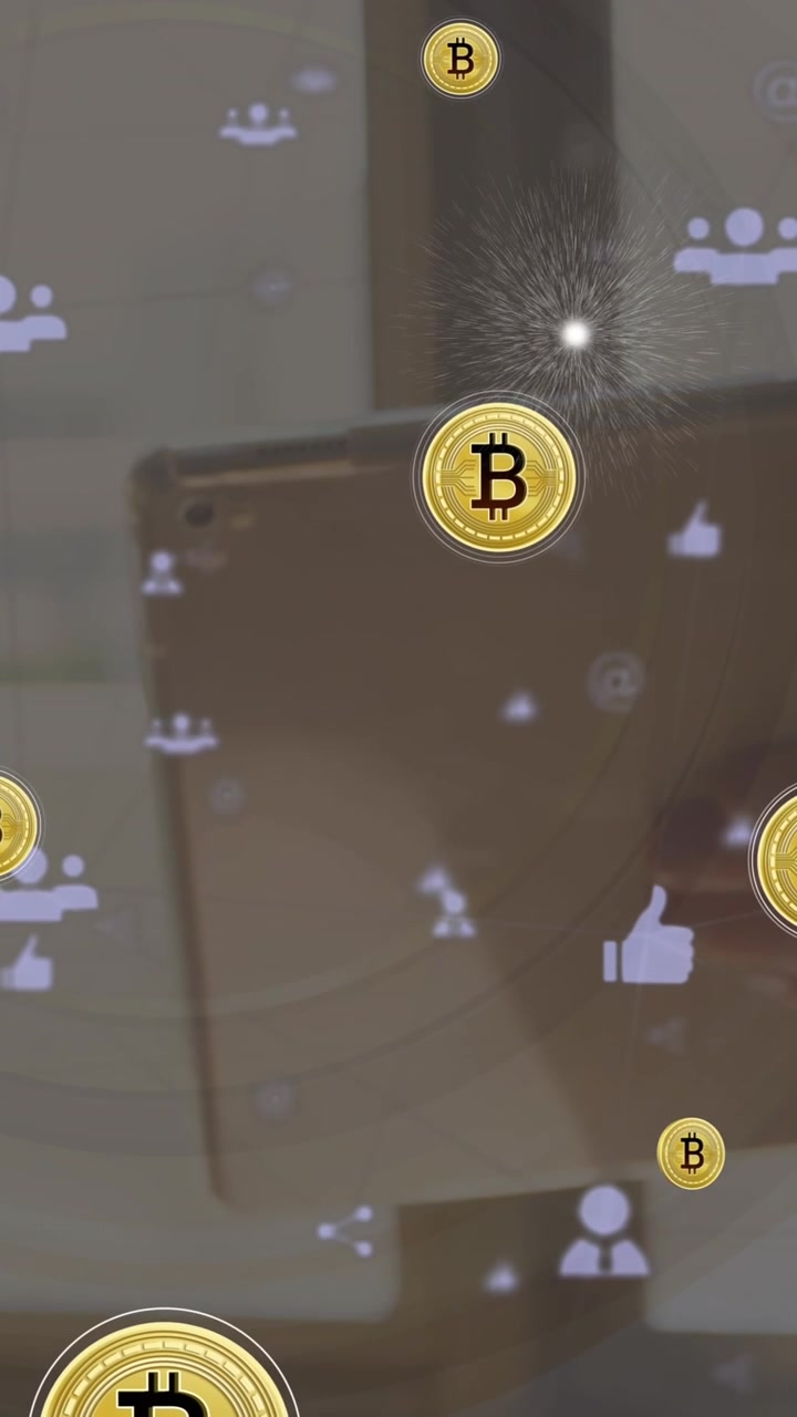 Animazione di simboli Bitcoin e icone dei social media su uomini d'affari che usano un tablet