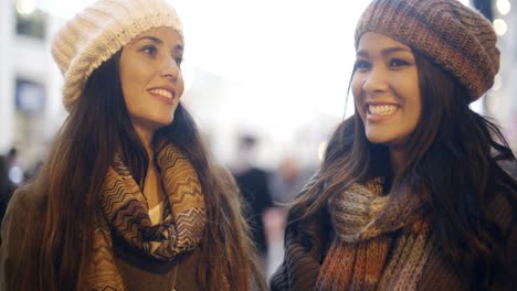 Zwei-Junge-Frauen-Genießen-Eine-Winternacht