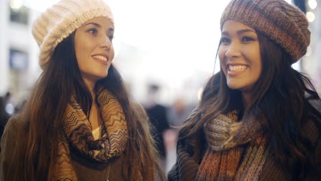 dos jóvenes disfrutando de una noche de invierno