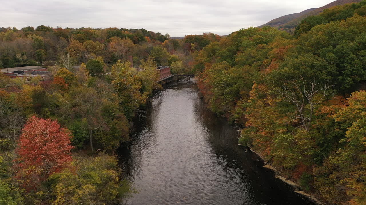 una toma aérea del colorido follaje de otoño en el norte del estado de nueva york
