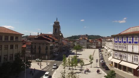 Drone-Volando-Sobre-La-Plaza-En-La-Ciudad-De-Guimaraes,-Portugal