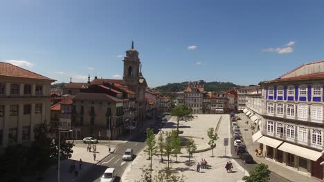 drone volando sobre la plaza en la ciudad de guimaraes, portugal