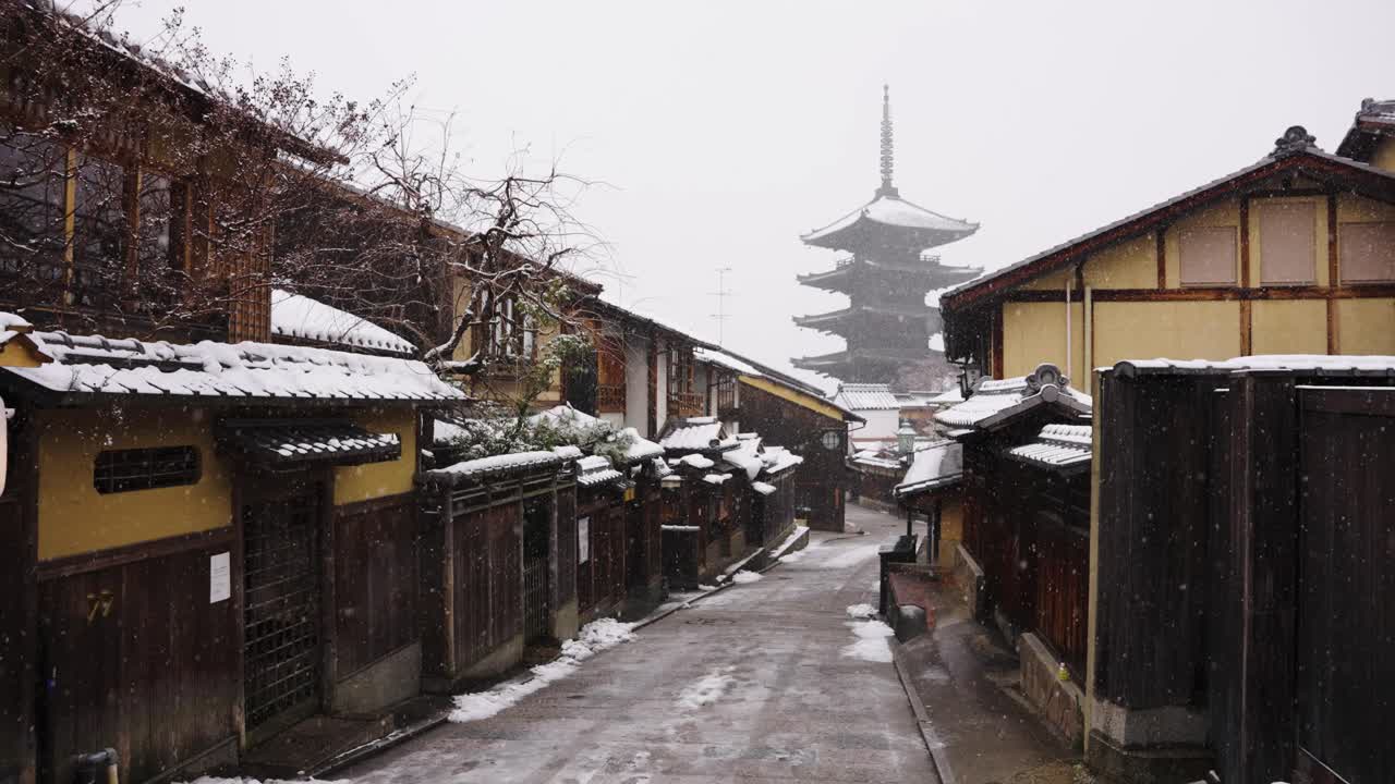 pagoda yasaka, calles hokan-ji y kyoto en la nieve, invierno en japón