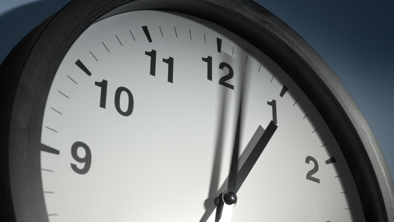 cara del reloj en la pared azul claro en el lapso de tiempo