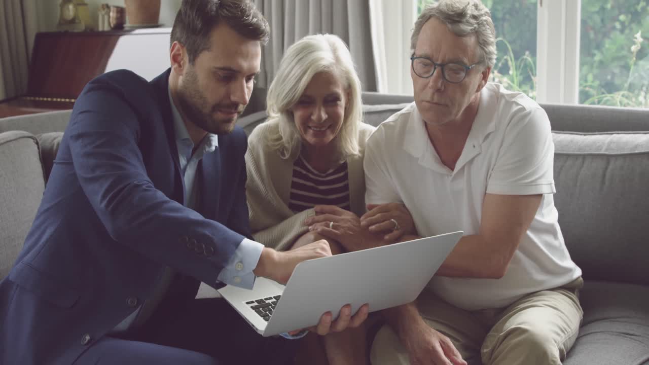 pareja de alto nivel y asesor financiero