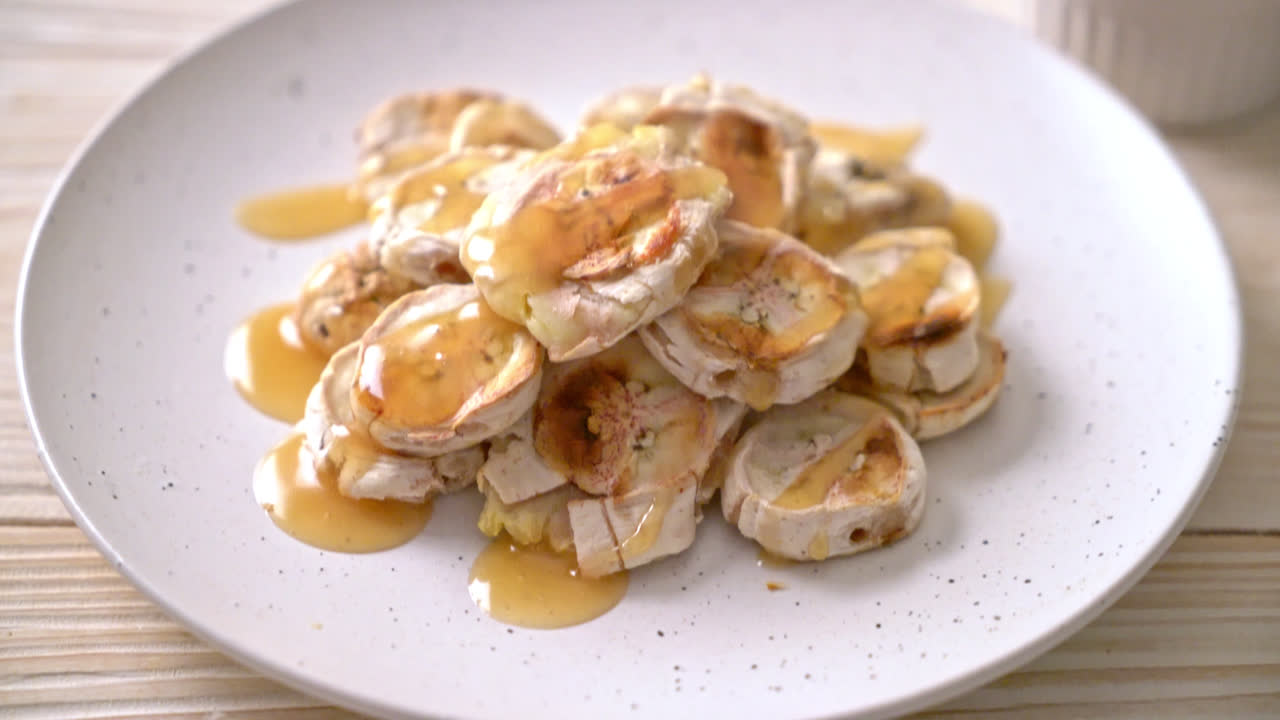 plátano en rodajas a la parrilla con salsa de caramelo