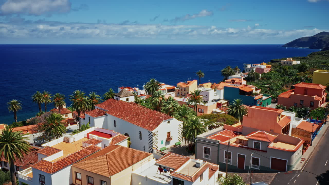 스페인 카나리아 제도 라팔마의 해안선에 위치한 아름다운 지역 마을에서 드론이 촬영된 깊은 파란 바다와 나무의 전망.