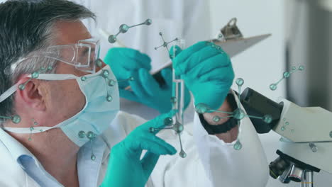 animación de estructuras moleculares flotando sobre un científico caucásico que trabaja en un laboratorio.