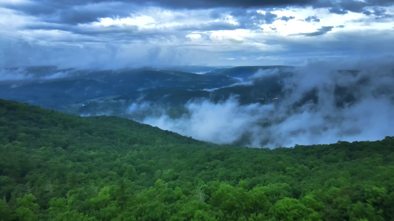 여름 동안 애팔래치아 산맥 위의 낮은 구름의 공중 드론 영상