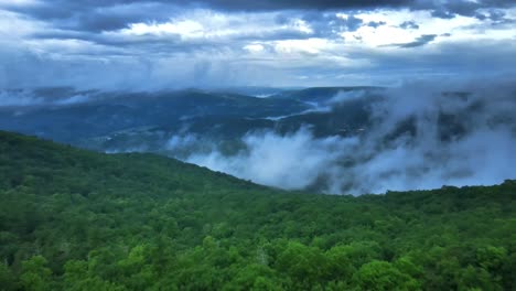 Drohnenvideoaufnahmen-Von-Niedrigen-Wolken-über-Den-Appalachen-Im-Sommer