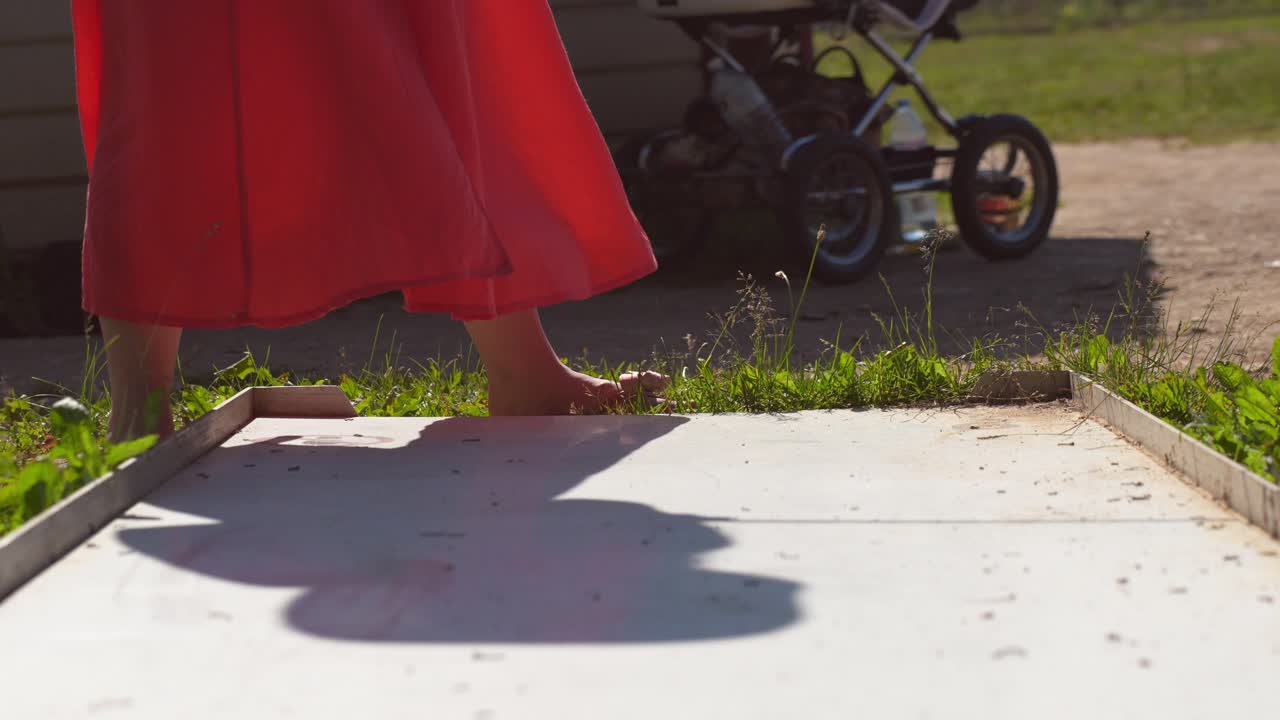 club de golf de columpios femeninos en un campo de minigolf en una escapada familiar de fin de semana