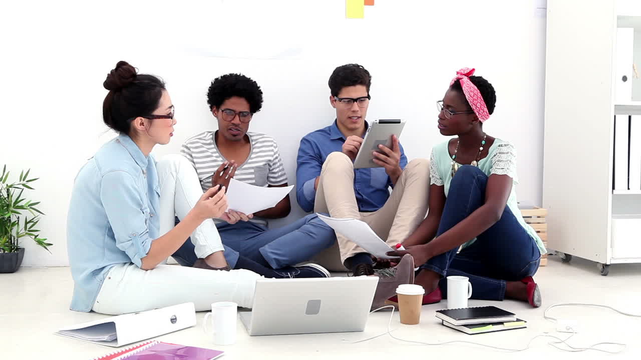 창의적인 비즈니스 팀이 회의를 하고 있습니다.