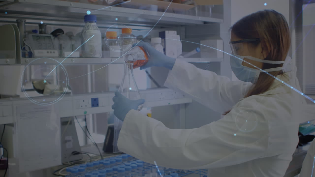 animación de puntos conectados y bengalas de lentes, científica asiática vertiendo líquido en un vaso