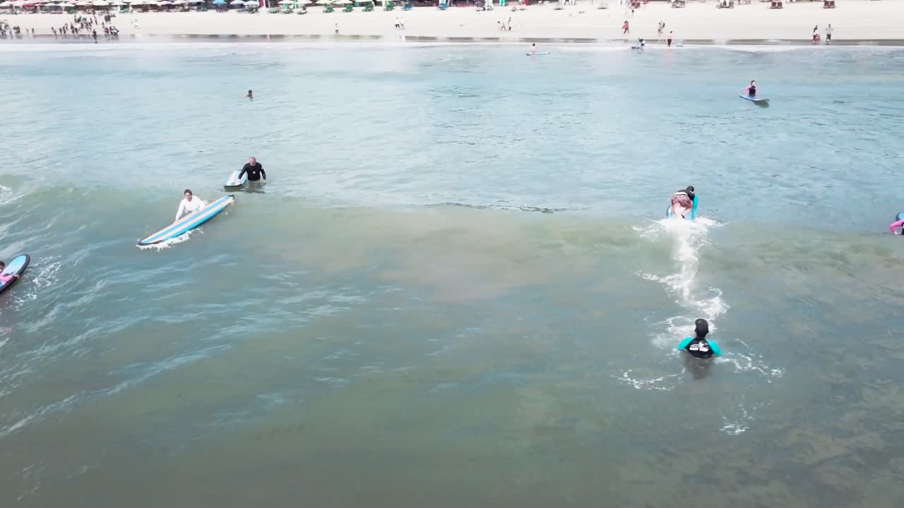 아름다운 해변에서 서핑하는 것