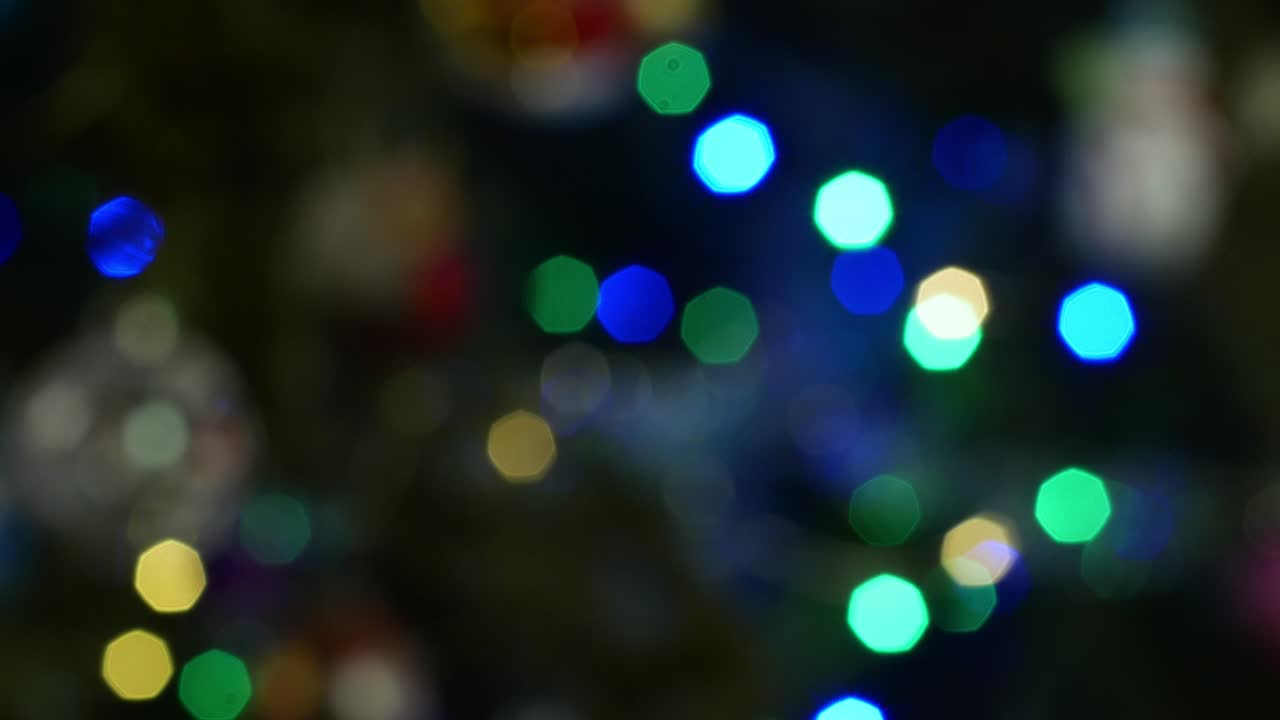 las luces de navidad multicolores de la guirnalda en el árbol brillan brillantemente. decoración del árbol de navidad decoración de navidad primer plano 4k video brillo.