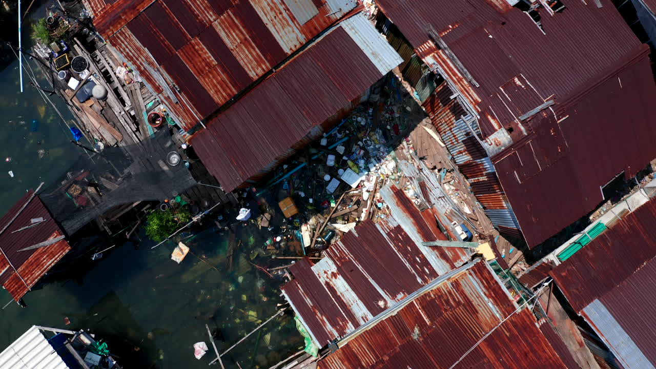 캄보디아의 수상 마을에서 엄청난 플라스틱 오염을 보여주는 하향식 수직 공중 드론 영상