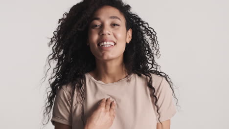 mujer afroamericana alegre sobre fondo blanco.